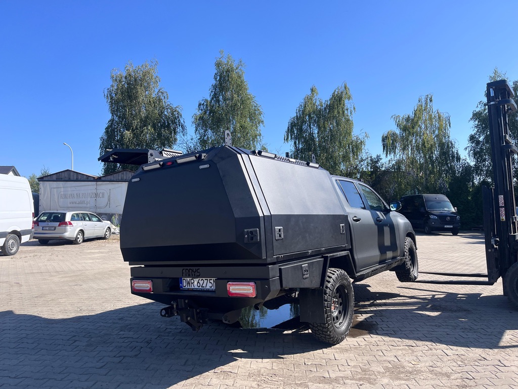 Pickup z zamkniętą zabudową sprzętową