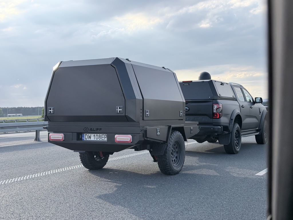 Zestaw w transporcie — przyczepa modułowa ALIFF za pickupem