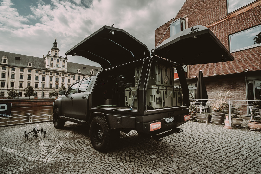 Pickup z rozkładaną zabudową i sprzętem BSP