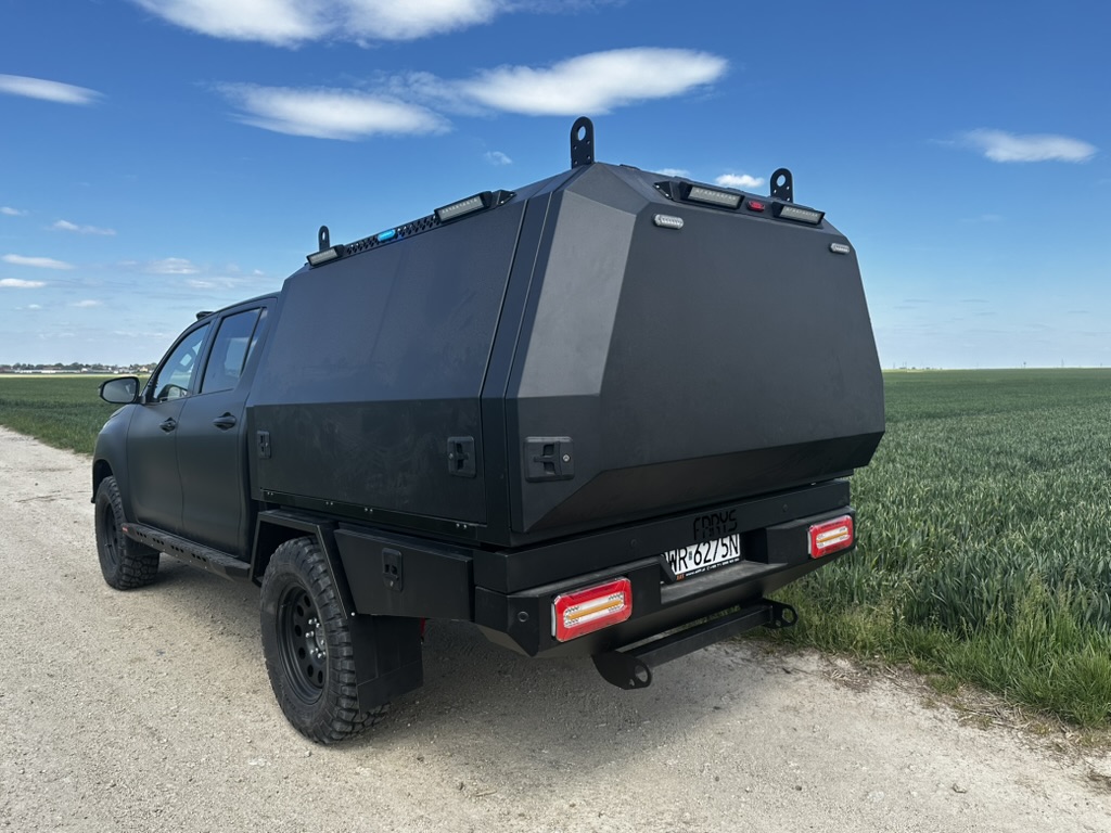 Pickup z zabudową — działania poza drogą